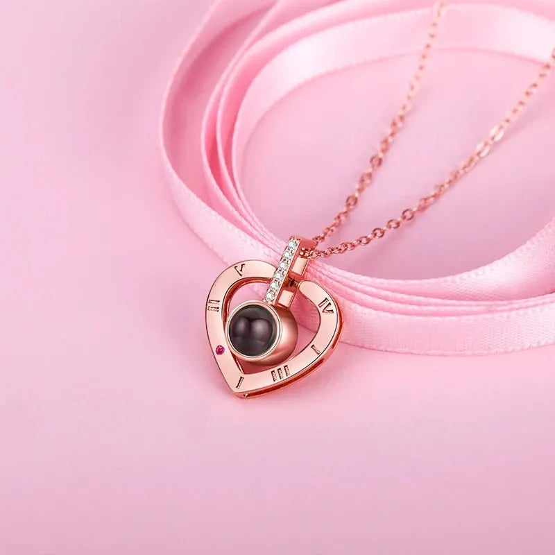 Collar en forma de corazón con Amor Eterno en 100 idiomas - additional image 2