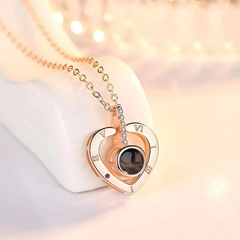 Collar en forma de corazón con Amor Eterno en 100 idiomas - additional image 3